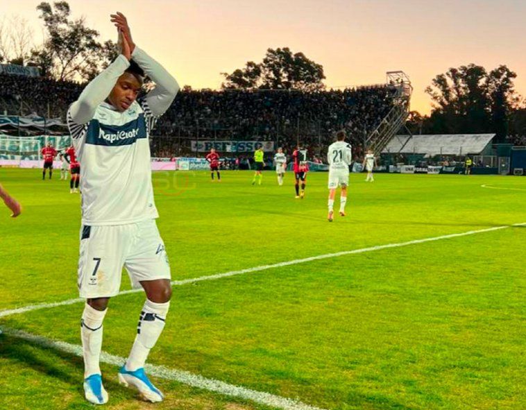 Johan Carbonero saludó a los hinchas de Gimnasia en el Bosque