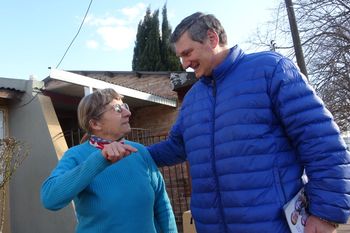 El ex intendente de Lincoln, Jorge Fernández, durante sus recorridas de campaña (Facebook Jorge Fernández) 