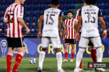 José Sosa junto a Estudiantes ante Tacuary.
