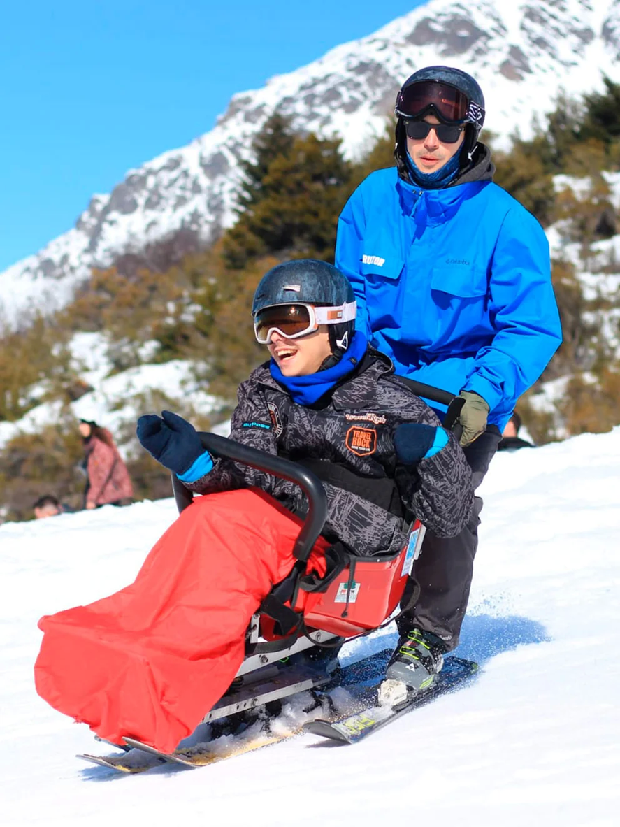 Un joven de 18 años que tiene parálisis cerebral viajó a Bariloche por su viaje de egresados y disfrutó de todas las actividades junto a sus amigos y amigas.