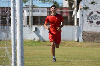 Juan Cruz Guasone se entrena en Patronato mientras Estudiantes lo busca.