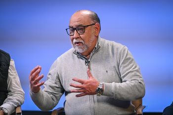 julio castro en muestra buenos aires: si cierran absa ¿quien va a dar agua?