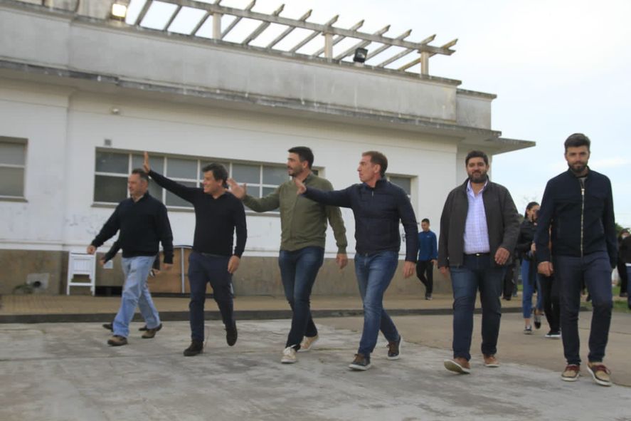 Junto al intendente de Olavarría, Ezequiel Galli, Facundo Manes y Diego Santilli encabezaron un acto con vecinos ( Foto @ezequielgalli)