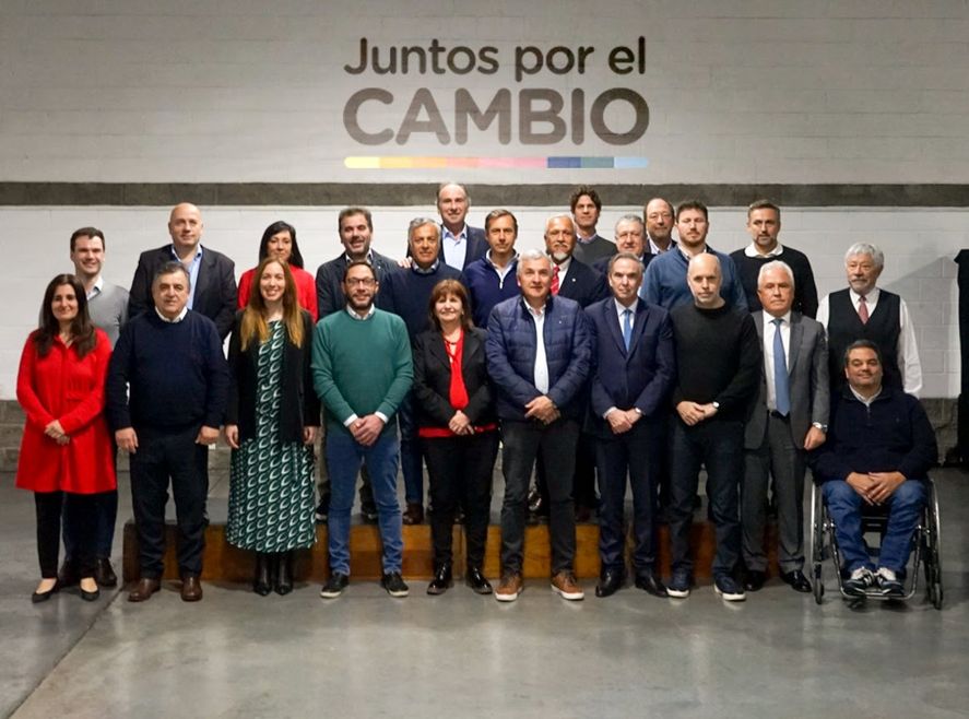 Juntos escondió sus internas y apuntó contra la “corrupción K