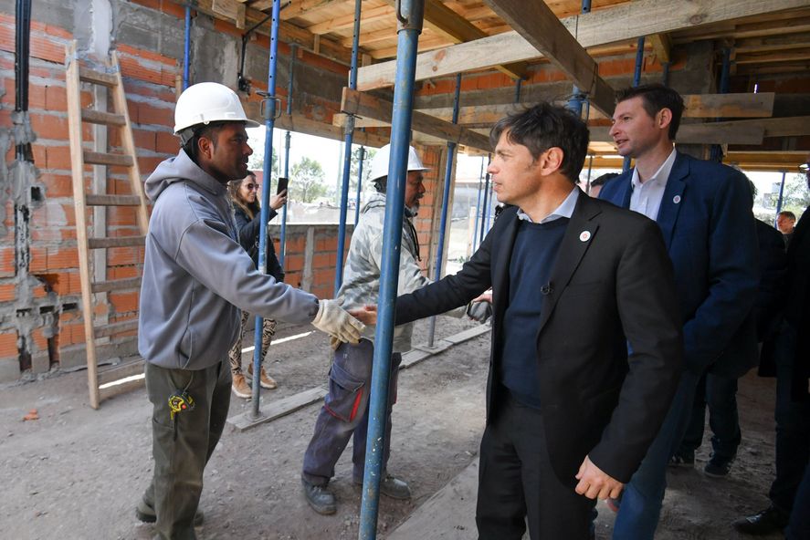 El gobernador Axel Kicillof se alejó de los ruidos mediáticos y retomó la agenda de gestión con recorridas por el interior provincial.