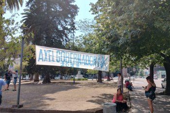 “Axel gobernador 2023”: Los afiches que dan color a la apertura de sesiones
