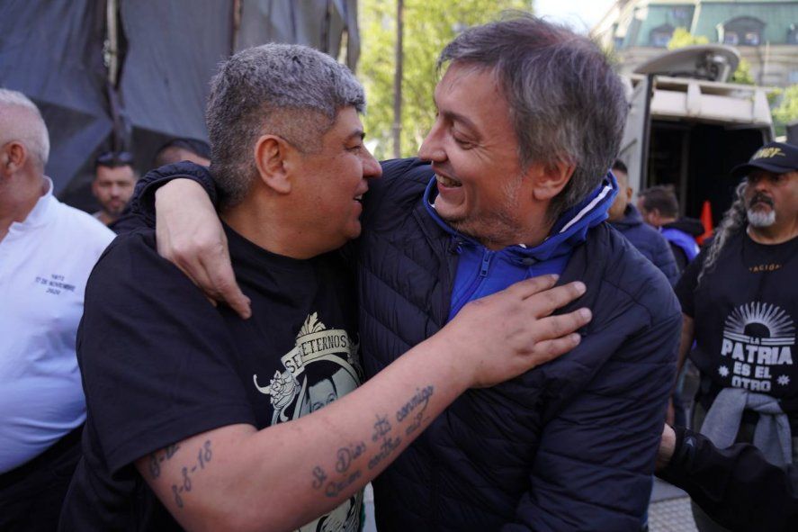 Máximo Kirchner y Pablo Moyano en el acto de Plaza de Mayo por el Día de la Lealtad. Arde el Frente de Todos.