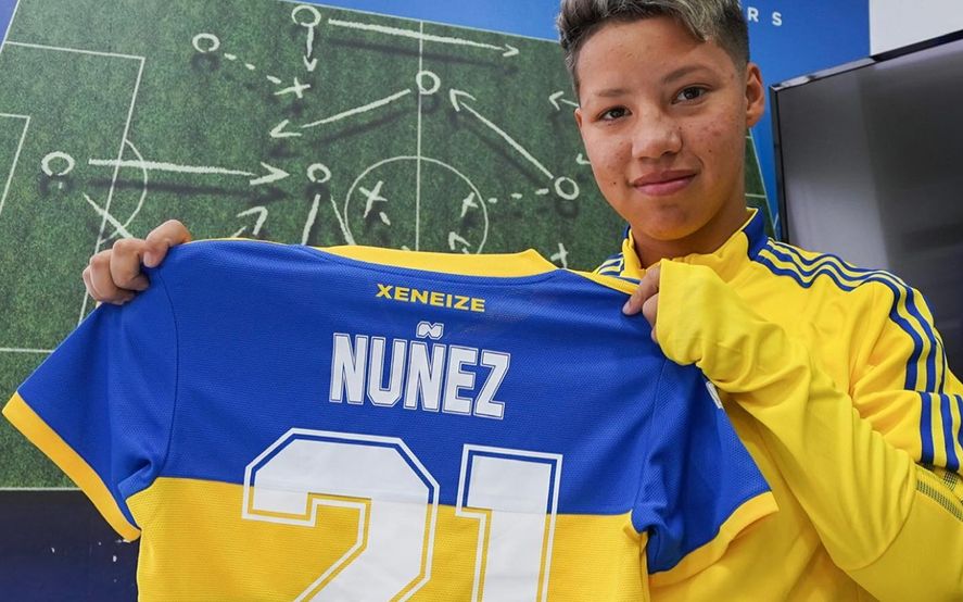 Kishi Núñez posa con la camiseta de Boca luego de firmar su contrato hasta 2024.