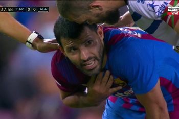 El momento en que el Kun Agüero se toma el pecho. Siguen estudiando los factores de su falla cardíaca.  
