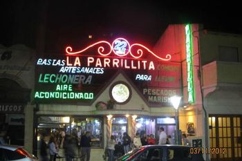 dueno de parrilla en san clemente discrimino y escracho a clientes