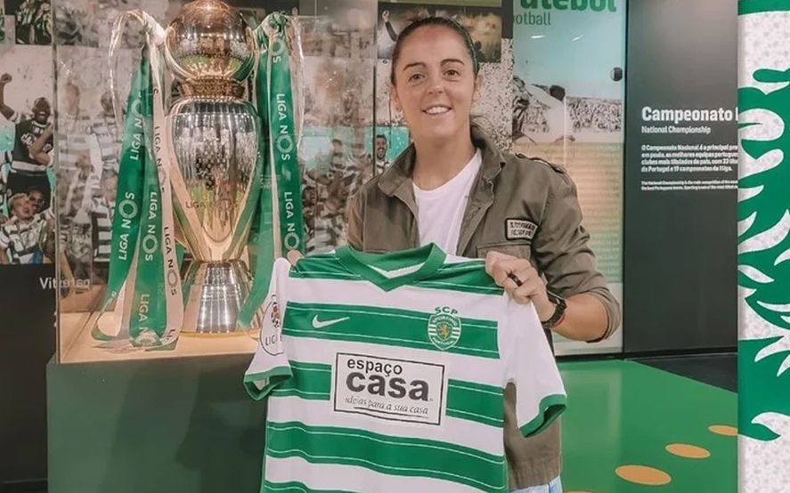 Larroquette posó con la camiseta del fútbol femenino del Sporting.