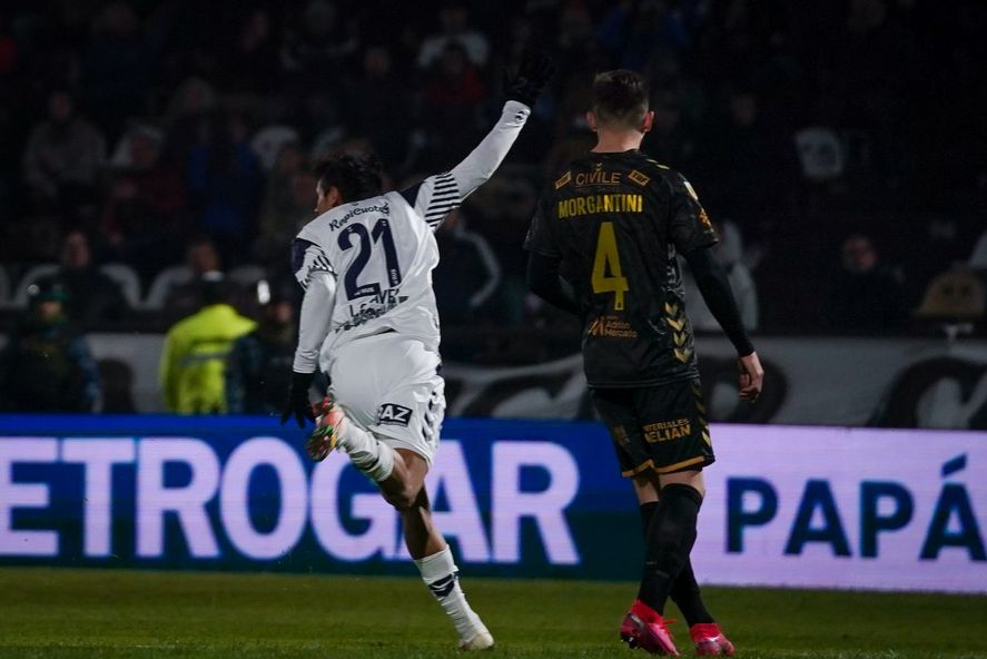 Lautaro Chávez festeja su gol en la visita de Gimnasia a Platense (Foto: Prensa GELP).
