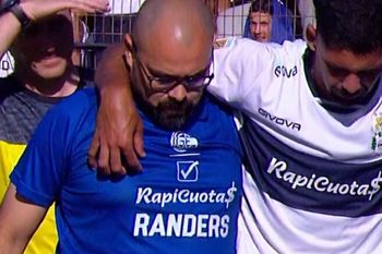 Así retiraban al defensor de Gimnasia Enzo Martínez.