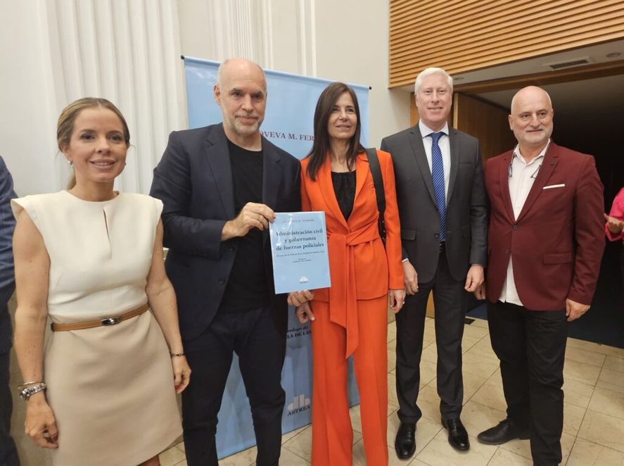 Genoveva Ferrero presentó el libro "Administración civil y gobernanza de las fuerzas policiales".