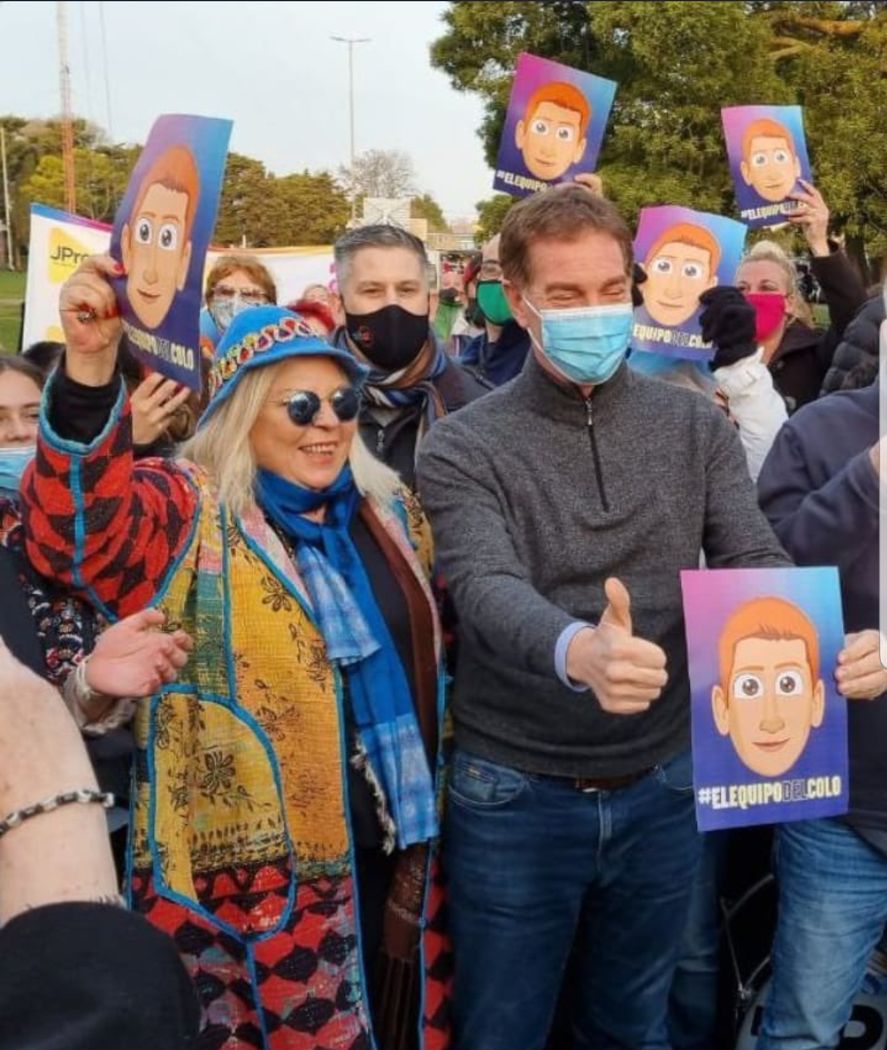 Lilita Carrió también acompañó al candidato Diego Santilli, y sostuvo en su mano el cómic de su cara