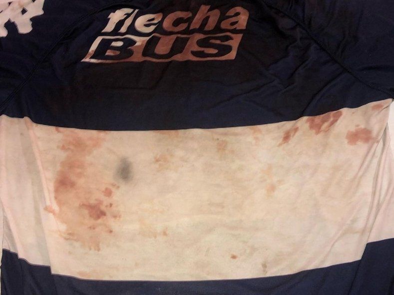 La camiseta de Gimnasia de César Regueiro el día que lo mataron en el Bosque