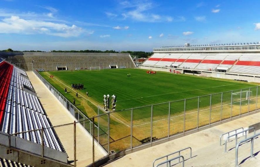Los hinchas de Gimnasia y Flandria mostraron su molestia por la sede que les dio la Copa Argentina.