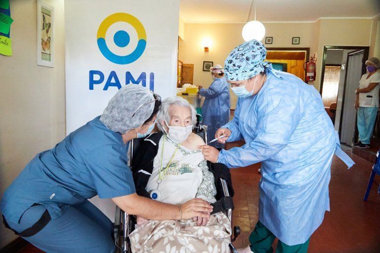 Casilda se vacunó contra el coronavirus en Mar del Plata, durante un operativo de PAMI