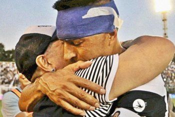 Maradona y Goltz se funden en un abrazo en el Bosque.
