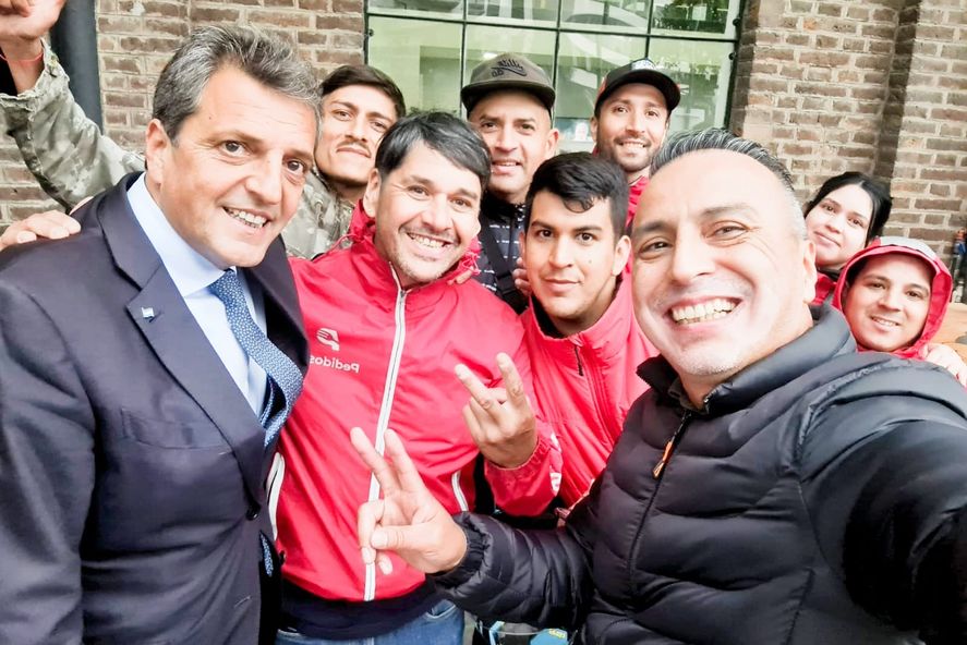 Martín Robles, secretario general del Sindicato de Conductores de Moto, con Sergio Massa.