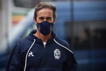 Leandro Martini, entrenador de Gimnasia junto a Mariano Messera