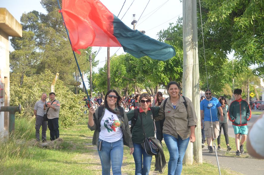 Más de un centenar de personas realizaron un banderazo para resistir al avance del Municipio de Olavarría sobre terrenos linderos a una escuela 