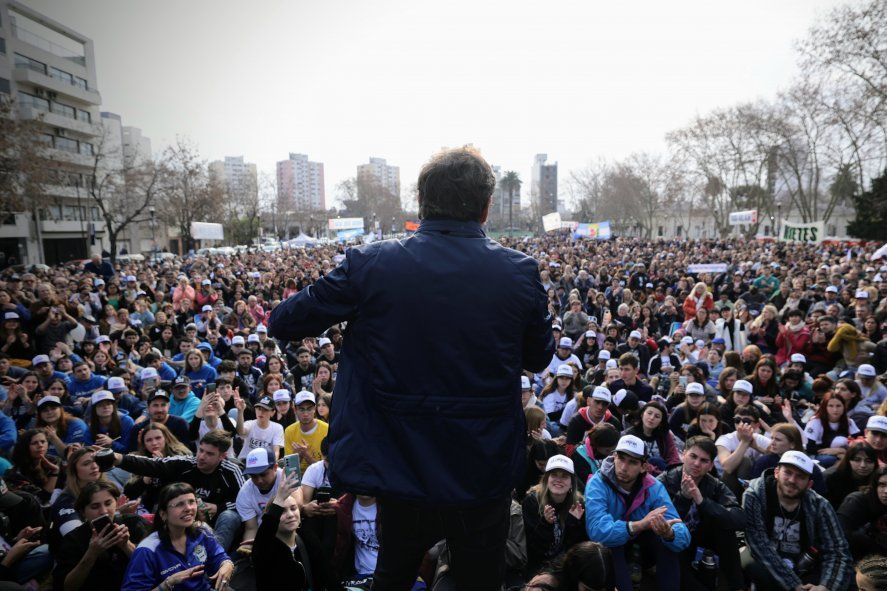 Axel Kicillof frente a cientos de militantes de Unión por la Patria en la mateada que se hizo en plaza Malvinas. 06/08/23.