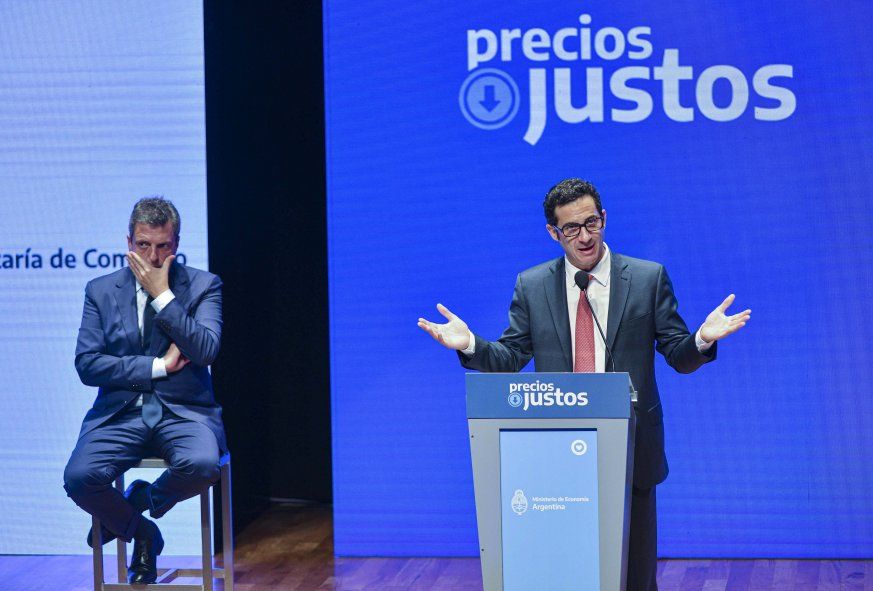 Matías Tombolini en la presentación de Precios Justos junto a Sergio Massa.