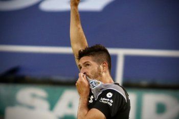 Gol de Maximiliano Coronel y homenaje a Diego Maradona