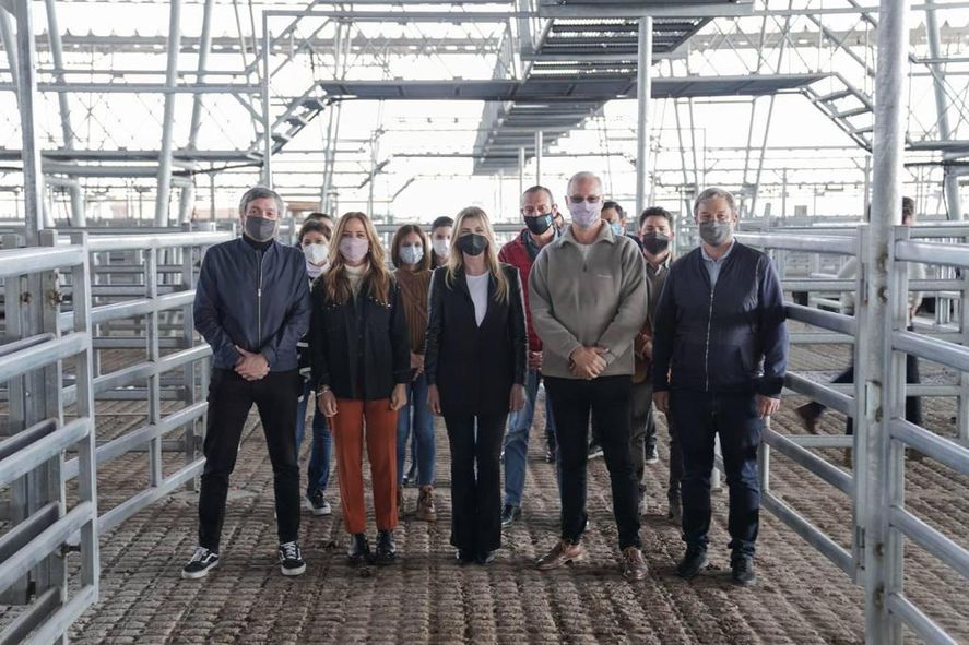 Máximo Kirchner en Cañuelas junto a los precandidatos Victoria Tolosa Paz y Daniel Gollan, la intendenta Marisa Fassi y el titular de Vialidad Nacional, Gustavo Arrieta.