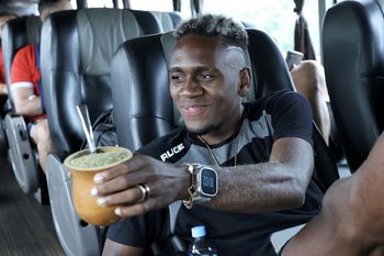 Manyoma, en el viaje a Santiago con Estudiantes.