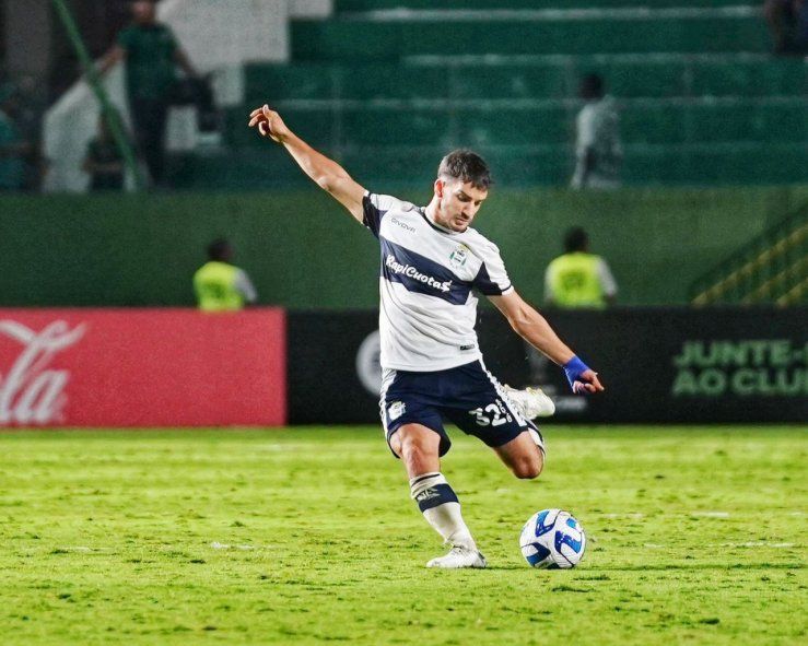 Matías Melluso en acción en Goiás vs. Gimnasia por Copa Sudamericana. (Foto: Prensa GELP)