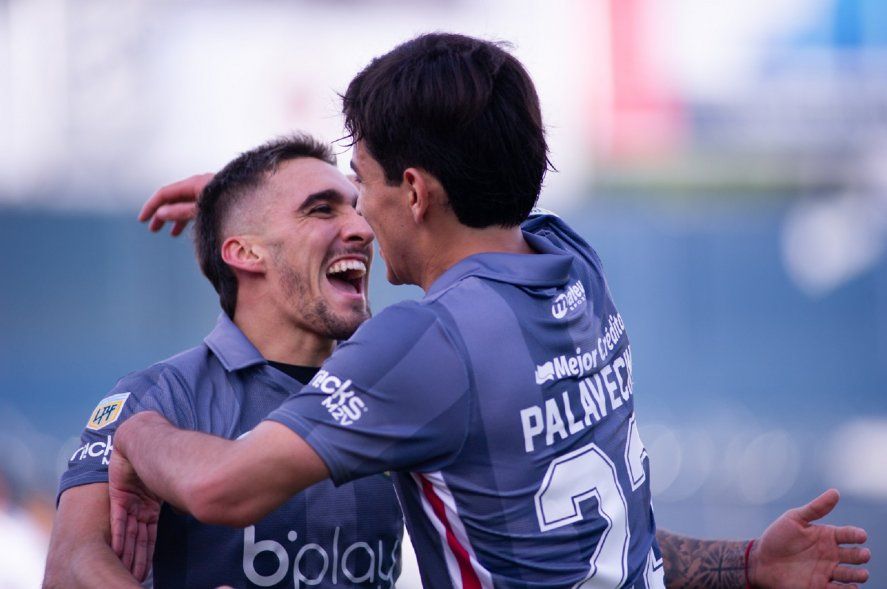 Mauro Méndez y Nicolás Palavecino festejan el gol de Estudiantes ante All Boys por Copa Argentina