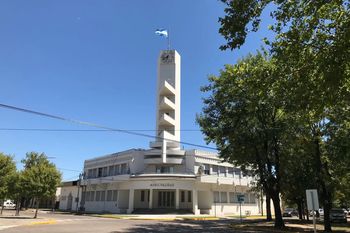 El imponente palacio municipal de Alberti.