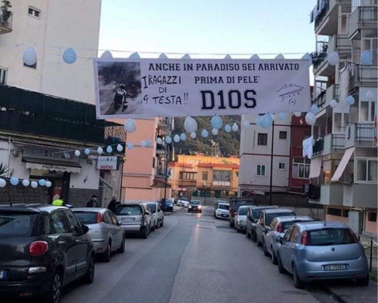 Un pasacalles recuerda y agradece a Maradona en Nápoles