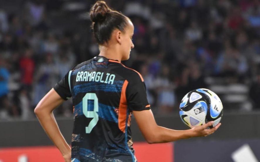 Paulina Gramaglia en acción con la camiseta de la Selección Argentina.