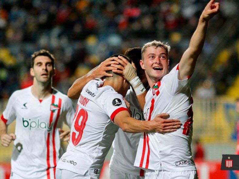Matías Pellegrini festeja su gol junto a los compañeros de Estudiantes ante Everton en Copa Libertadores (Prensa EDLP)