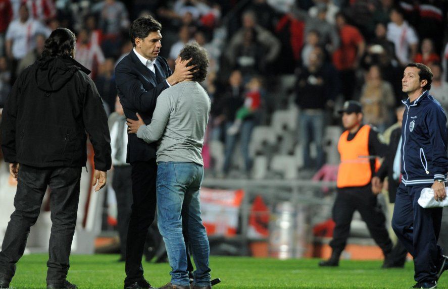 Mauricio Pellegrino junto a Pedro Troglio en un clásico platense entre Estudiantes y Gimnasia