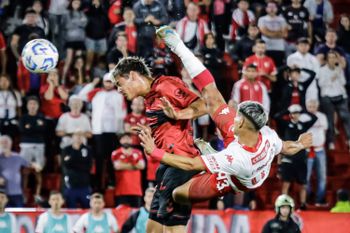 Eric Ramírez, ex Gimnasia, marcó un golazo para la ilusión de Huracán.