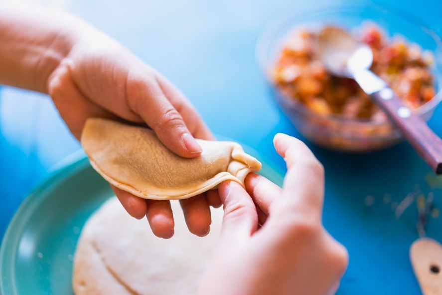 Como cada 8 de abril, se celebra el Día Internacional de la Empanada. Sin dudas, un plato popular en Argentina. Conocé el origen.