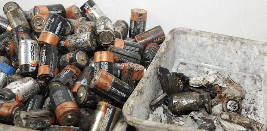 Las baterías o pilas arrojadas a la basura con otros residuos caseros contaminan el agua, suelo, aire y organismos vivos, por lo que es mejor reciclar.