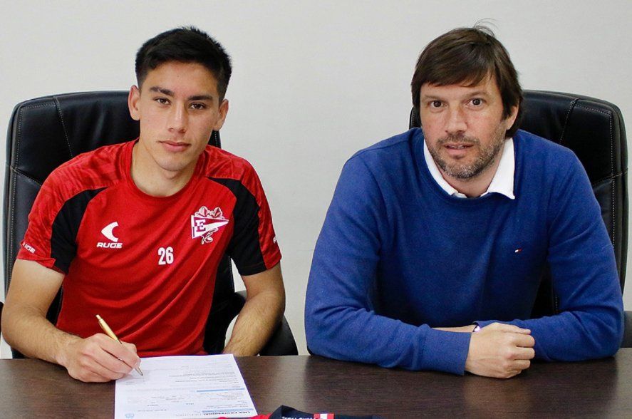 Gonzalo Piñeiro, jugador de Estudiantes renovando su contrato hasta diciembre del 2024