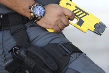 La pistola Taser dispara dos arpones que se clavan al cuerpo de la víctima y le realizan una descarga eléctrica.