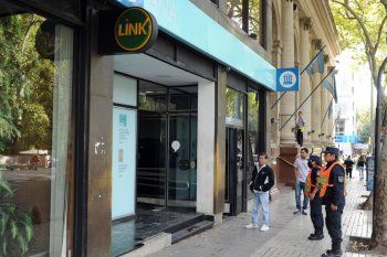 Quienes abran cuentas en dólares no podrán ser beneficiarios de ninguno de los planes sociales del Gobierno