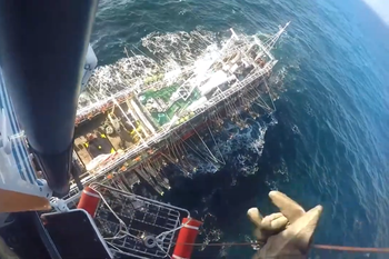 el increible rescate a un tripulante pesquero en mar del plata: mira el video
