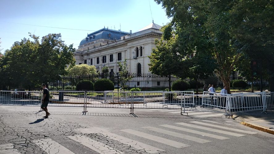 La Legislatura Bonaerense amaneció vallada por la asamblea legislativa de esta tarde.