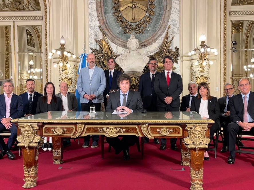 Presentaron el primer amparo judicial contra el DNU de Javier Milei