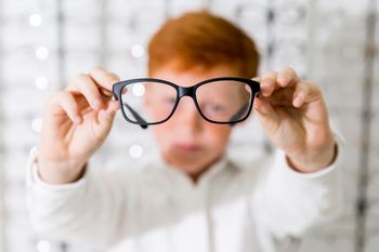 Vuelta a clases: recomiendan controlar la visión de los niños para regresar a la escuela.