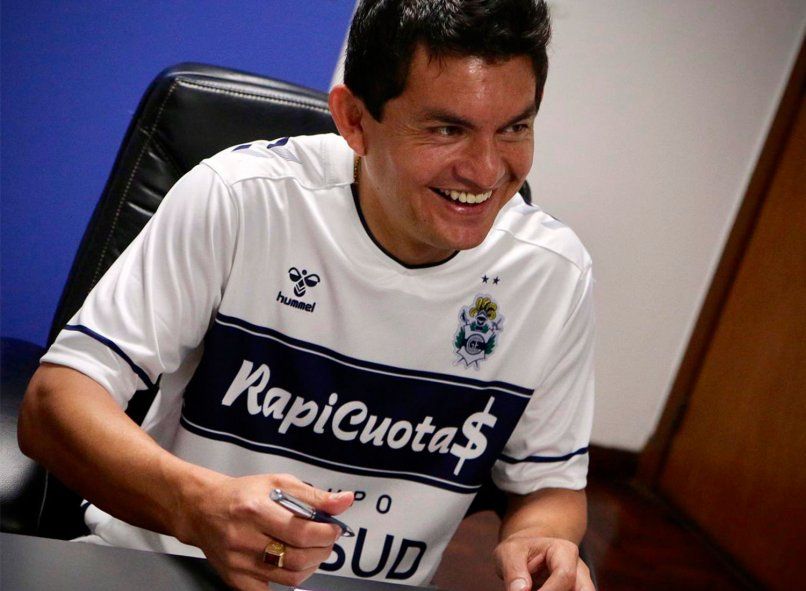 El Pulga Rodríguez al momento de la firma de contrato con Gimnasia.