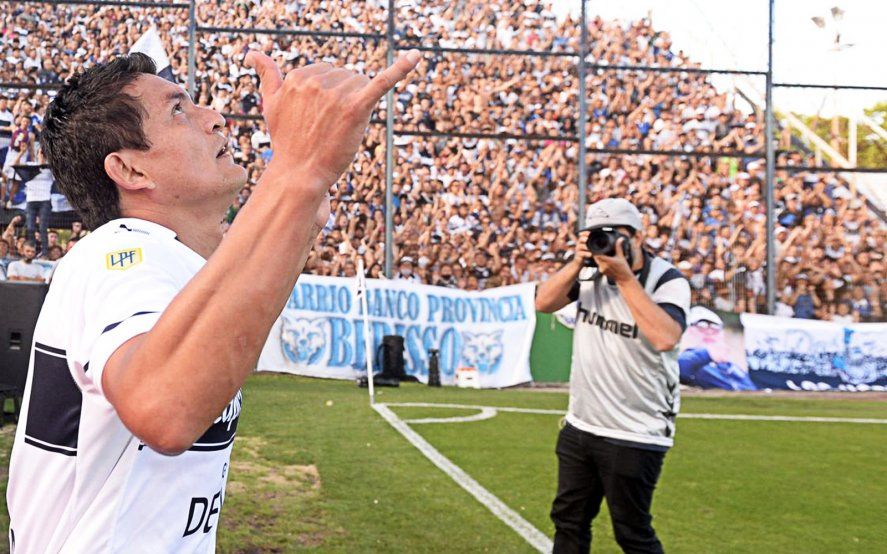 Luis Rodríguez festeja uno de sus goles en el Bosque.